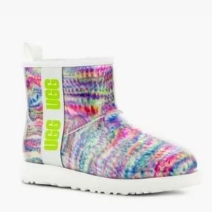 NEW UGG CLASSIC CLEAR WEATHER PROOF BOOTSSIZE WOMAN'S 6 $159